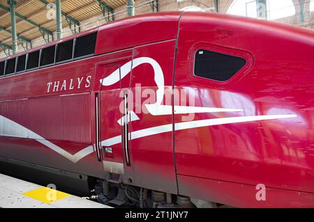 Im Französischen Eisenbahnnetz verkehren Züge der SNCF als staatliche Eisenbahngesellschaft Frankreichs mit Sitz in Saint-Denis und Thalys-Züge einer belgischen Genossenschaft. Paris, 14.10.2023 *** das französische Eisenbahnnetz wird von SNCF Trains als französische Staatsbahn mit Sitz in Saint Denis und Thalys Trains einer belgischen Genossenschaft betrieben Paris, 14 10 2023 Foto:XR.xSchmiegeltx/xFuturexImagex sncf 3010 Credit: Imago/Alamy Live News Stockfoto