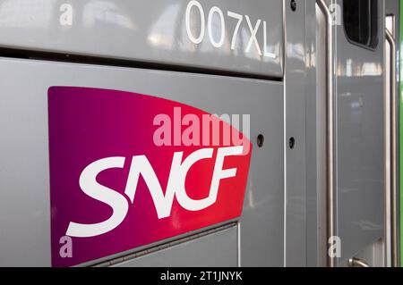 Im Französischen Eisenbahnnetz verkehren Züge der SNCF als staatliche Eisenbahngesellschaft Frankreichs mit Sitz in Saint-Denis und Thalys-Züge einer belgischen Genossenschaft. Paris, 14.10.2023 *** das französische Eisenbahnnetz wird von SNCF Trains als französische Staatsbahn mit Sitz in Saint Denis und Thalys Trains einer belgischen Genossenschaft betrieben Paris, 14 10 2023 Foto:XR.xSchmiegeltx/xFuturexImagex sncf 3008 Credit: Imago/Alamy Live News Stockfoto