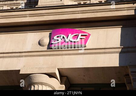 Im Französischen Eisenbahnnetz verkehren Züge der SNCF als staatliche Eisenbahngesellschaft Frankreichs mit Sitz in Saint-Denis und Thalys-Züge einer belgischen Genossenschaft. Paris, 14.10.2023 *** das französische Eisenbahnnetz wird von SNCF Trains als französische Staatsbahn mit Sitz in Saint Denis und Thalys Trains einer belgischen Genossenschaft betrieben Paris, 14 10 2023 Foto:XR.xSchmiegeltx/xFuturexImagex sncf 3003 Credit: Imago/Alamy Live News Stockfoto