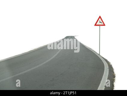 Eine Landstraße mit einem Gefahrenschild für Tierüberquerungen auf transparentem Hintergrund Stockfoto