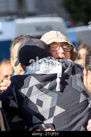 Westminster, London, Großbritannien. Oktober 2023. Oppositionsgruppen protestieren in Zentral-London als Reaktion auf die anhaltende Krise zwischen Israel und Hamas im Gazastreifen. Jeremy Corbyn, ehemaliger Führer der Labour-Partei, sprach zu den Tausenden, die sich versammelten, und wurde von jenen umarmt, die die Sache Palästininas unterstützten, als er ging. Quelle: Newspics UK London/Alamy Live News Stockfoto