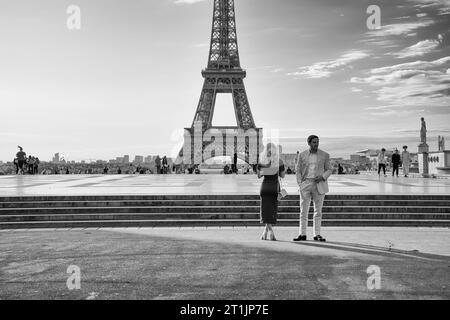Pärchen im Trocadero mit Eiffelturm im Hintergrund. Paris, Frankreich Stockfoto