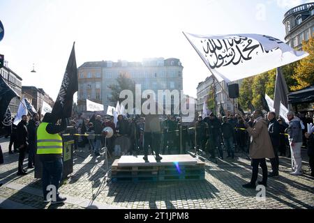 Die fundamentalistische islamische Bewegung Hizb ut Tahrir hält am Samstag, den 14. Oktober 2023, eine Unterstützungsdemonstration für die Befreiung Palästinas in Sankt Hans Torv in Kopenhagen ab. (Foto: THOMAS SJOERUP/Ritzau Scanpix). (Foto: Thomas Sjoerup/Scanpix 2023) Stockfoto