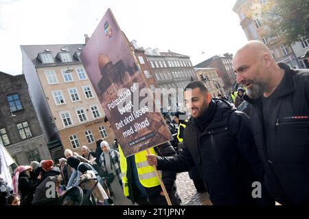 Die fundamentalistische islamische Bewegung Hizb ut Tahrir hält am Samstag, den 14. Oktober 2023, eine Unterstützungsdemonstration für die Befreiung Palästinas in Sankt Hans Torv in Kopenhagen ab. (Foto: THOMAS SJOERUP/Ritzau Scanpix). (Foto: Thomas Sjoerup/Scanpix 2023) Stockfoto