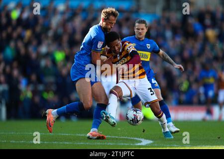 Joe Lewis von AFC Wimbledon übt während des Spiels der Sky Bet League One im Cherry Red Records Stadium in London Druck auf Adam Wilson aus. Bilddatum: Samstag, 14. Oktober 2023. Stockfoto