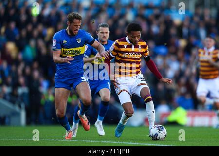 Joe Lewis von AFC Wimbledon übt während des Spiels der Sky Bet League One im Cherry Red Records Stadium in London Druck auf Adam Wilson aus. Bilddatum: Samstag, 14. Oktober 2023. Stockfoto