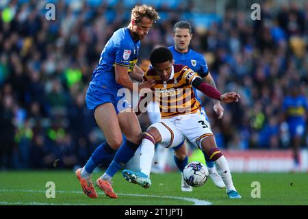 Joe Lewis von AFC Wimbledon übt während des Spiels der Sky Bet League One im Cherry Red Records Stadium in London Druck auf Adam Wilson aus. Bilddatum: Samstag, 14. Oktober 2023. Stockfoto