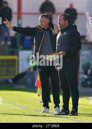 Graham Coughlan, Trainer des Newport County, während des Spiels der Sky Bet League Two auf dem County Ground, Swindon. Bilddatum: Samstag, 14. Oktober 2023. Stockfoto