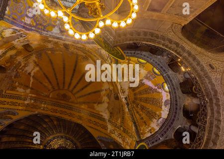 Istanbul, Türkei - 17. Oktober 2022: Innere der Hagia Sophia. Die große Moschee und früher die Kirche sind ein beliebtes Ziel unter Pilgern Stockfoto