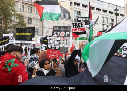 London, UK 14. Oktober 2023. Pro-palästinensischer marsch zog Tausende in London an, mit Protesten in ganz Großbritannien. Mehrere Tausend Menschen marschierten vom BBC-Sendehaus zur Downing Street, um ein freies Palästina zu fordern und die israelische Belagerung des Gazastreifens zu stoppen, die als Vergeltung für die Angriffe der Hamas am vergangenen Samstag dient. Kredit : Monica Wells/Alamy Live News Stockfoto