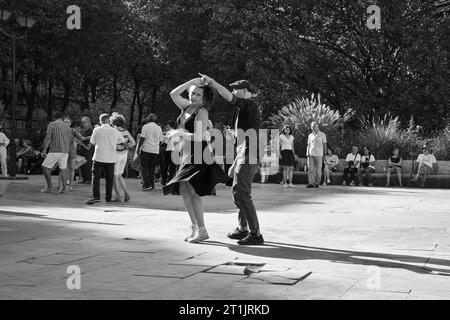 Ein Paar tanzt an einem Sonntagnachmittag am Ufer der seine. Paris, Frankreich Stockfoto