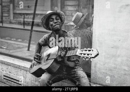 Gitarre spielt Straßenkünstler, Le Marais, Paris, Frankreich Stockfoto