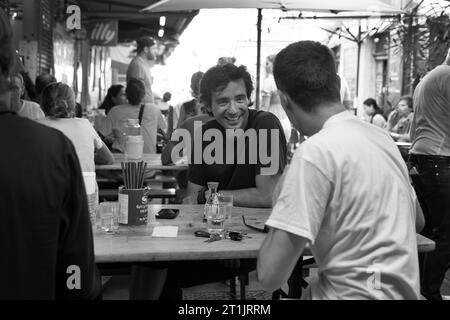 Gäste in einem Café in Marches des Enfants Rouge, Le Marais, Paris, Frankreich Stockfoto