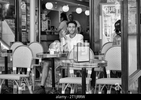 Gäste in einem Café in Le Marais, Paris, Frankreich Stockfoto