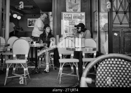 Gäste in einem Café in der Nähe der Marches des Enfants Rouges, Le Marais, Paris, Frankreich Stockfoto