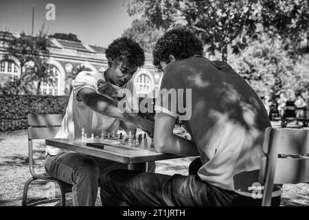 Zwei Männer spielen Schach im Park, Jardin du Luxembourg, Paris, Frankreich Stockfoto