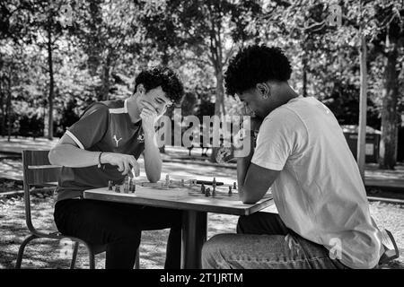 Zwei Männer spielen Schach im Park, Jardin du Luxembourg. Paris, Frankreich Stockfoto