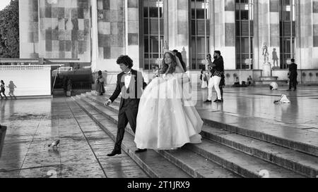 Hochzeitspaar auf den Stufen des Trocadero, Paris, Frankreich Stockfoto