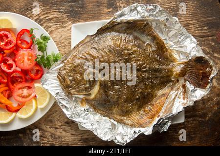 Ein gekochter Steinbutt, Scophthalmus maximus, gefangen im englischen Kanal, der mit Olivenöl gegrillt wurde. Dorset England GB Stockfoto