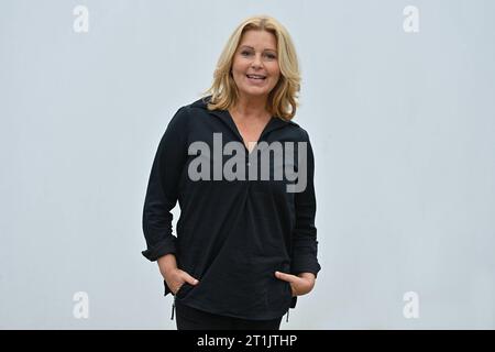 Karin THALER Schauspielerin, Rolle: Hofer-Hofbesitzerin Marie Hofer, Einzelbild, angeschnittenes Einzelmotiv, Halbfigur, halbe Figur. Rosenheim Cops, Pressetermin am 14.10.2023 *** Karin THALER Schauspielerin, Rolle Hofer Hofer Hofer Hofer Hofer Hofer, Einzelbild, beschnittenes Einzelthema, halbe Figur, halbe Figur Rosenheim Cops, Pressedatum 14 10 2023 Credit: Imago/Alamy Live News Stockfoto