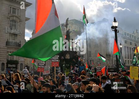 London, Großbritannien. Oktober 2023. Demonstranten protestieren gegen die Isreali-Invasion des Gazastreifens während eines marsches in Zentral-London. oktober 2023. Quelle: Mark York/Alamy Live News Stockfoto