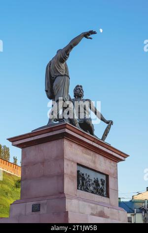 Nischni Nowgorod, Russland - 29. Mai 2023: Denkmal für Bürger Minin und Prinz Poscharski am Abend. Stockfoto