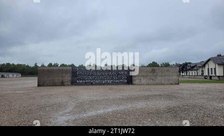 DATENSATZDATUM NICHT ANGEGEBEN Merkmal/Symbol: KZ-Gedenkstätte Dachau 07/23 Babs die KZ-Gedenkstätte Dachau im Juli 2023 Deutschland Bayern deutsch deutsches deutsche Geschichte Konzentrationslager KL Nationalsozialismus NS-Zeit Gedenktafel im Innenhof deutsches Konzentrationslager quer *** Spielsymbol KZ-Gedenkstätte Dachau 07 23 Babs das KZ-Gedenkstätte Dachau im Juli 2023 deutschland bayern deutsche Geschichte KZ KL Nationalsozialismus ns-Gedenktafel im Innenhof deutsches KZ t.s. Credit: Imago/Alamy Live News Stockfoto