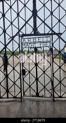 DATENSATZDATUM NICHT ANGEGEBEN Merkmal/Symbol: KZ-Gedenkstätte Dachau 07/23 Babs die KZ-Gedenkstätte Dachau im Juli 2023 Deutschland Bayern deutsch deutsches deutsche Geschichte Konzentrationslager KL Tor Eingangstor Tür Arbeit macht frei Nationalsozialismus NS-Zeit deutsches Konzentrationslager hoch *** Feature Symbol KZ-Gedenkstätte Dachau 07 23 Babs die KZ-Gedenkstätte Dachau im Juli 2023 deutschland bayern deutsche Geschichte Konzentrationslager KL Tor Tür Arbeit macht freien Nationalsozialismus nazi Zeit deutsches Konzentrationslager High Credit: Imago/Alamy Live News Stockfoto
