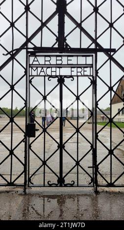 DATENSATZDATUM NICHT ANGEGEBEN Merkmal/Symbol: KZ-Gedenkstätte Dachau 07/23 Babs die KZ-Gedenkstätte Dachau im Juli 2023 Deutschland Bayern deutsch deutsches deutsche Geschichte Konzentrationslager KL Tor Eingangstor Tür Arbeit macht frei Nationalsozialismus NS-Zeit deutsches Konzentrationslager hoch *** Feature Symbol KZ-Gedenkstätte Dachau 07 23 Babs die KZ-Gedenkstätte Dachau im Juli 2023 deutschland bayern deutsche Geschichte Konzentrationslager KL Tor Tür Arbeit macht freien Nationalsozialismus nazi Zeit deutsches Konzentrationslager High Credit: Imago/Alamy Live News Stockfoto