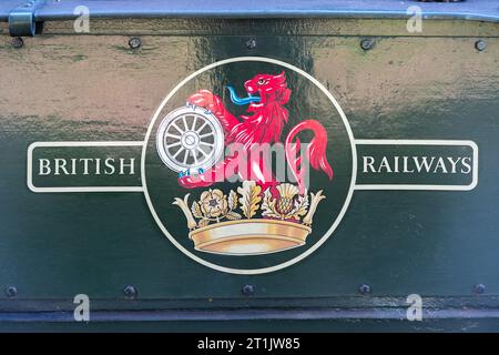 Logo der British Railways auf einem alten Dampflokomotivzug, England, Großbritannien. Erstes Firmenlogo für BR, entworfen von Cecil Thomas mit Löwe, Rad und Krone Stockfoto