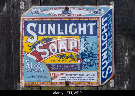 Vintage-Emaille-Schild Werbung Sonnenlicht-Seife Stockfoto