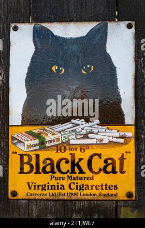Vintage-Emaille-Schild für Black Cat reine natürliche Virginia-Zigaretten Stockfoto