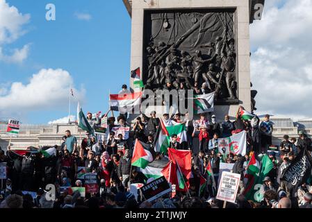 Westminster, London, Großbritannien. Oktober 2023. Während der Konflikt zwischen Israel und der Hamas anhält, findet ein Protest gegen die Eskalation der militärischen Aktionen im Gazastreifen statt. Organisiert von Gruppen wie der Palästinensischen Solidaritätskampagne und der Stop the war Coalition mit dem Titel „nationale Demonstration: Marsch für Palästina“ und mit Aufrufen, die Gewalt zu beenden und die Apartheid zu beenden, versammelten sich die Demonstranten vor der BBC in Portland Place, bevor sie nach Whitehall und Trafalgar Square fuhren Stockfoto