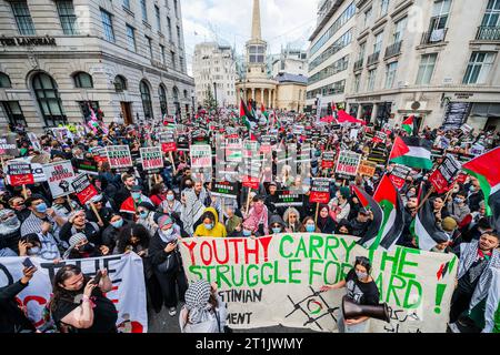 London, Großbritannien. Oktober 2023. Der marsch findet in der Nähe des BBC-Palästina-protestmarsches vom Portland Place nach Whitehall statt. Die große Menschenmenge reagiert auf den jüngsten Ausbruch der Gewalt und die israelische Reaktion im Gazastreifen. Der Protest wurde unter anderem von der Palästinensischen Solidaritätskampagne UK und Friends of Al Aqsa organisiert. Guy Bell/Alamy Live News Stockfoto