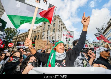 London, Großbritannien. Oktober 2023. Der marsch findet in der Nähe des BBC-Palästina-protestmarsches vom Portland Place nach Whitehall statt. Die große Menschenmenge reagiert auf den jüngsten Ausbruch der Gewalt und die israelische Reaktion im Gazastreifen. Der Protest wurde unter anderem von der Palästinensischen Solidaritätskampagne UK und Friends of Al Aqsa organisiert. Guy Bell/Alamy Live News Stockfoto