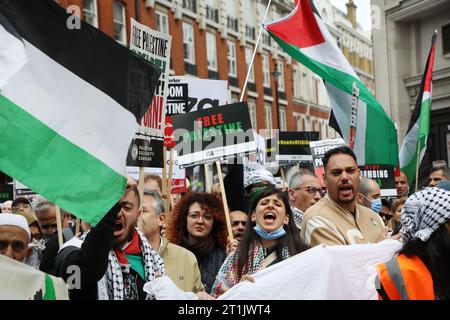 London, Großbritannien. Oktober 2023. Pro-palästinensische Unterstützer marschieren durch Zentral-London und fordern Frieden in Gaza und ein Ende der israelischen Bombardements in London am Samstag, den 14. Oktober 2023. Foto: Hugo Philpott/UPI Credit: UPI/Alamy Live News Stockfoto