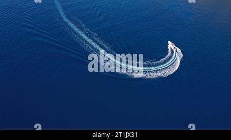Lancha y marca de Agua en el mar Stockfoto