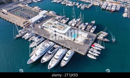 Velero y puesta de sol Stockfoto