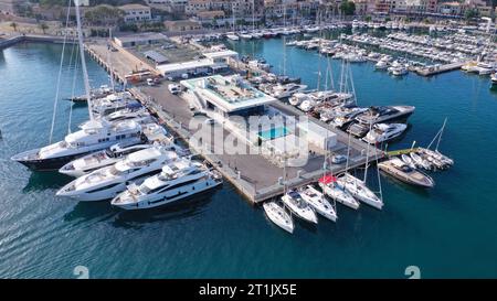 Velero y puesta de sol Stockfoto