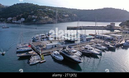 Velero y puesta de sol Stockfoto