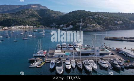 Velero y puesta de sol Stockfoto