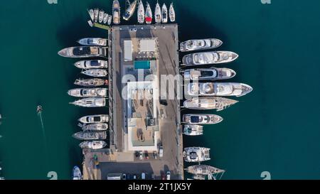 Velero y puesta de sol Stockfoto