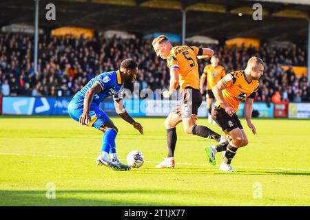 Michael Morrison (5 Cambridge United) macht seinen Treffer beim Spiel der Sky Bet League 1 zwischen Cambridge United und Shrewsbury Town im R Costs Abbey Stadium, Cambridge, am Samstag, den 14. Oktober 2023. (Foto: Kevin Hodgson | MI News) Credit: MI News & Sport /Alamy Live News Stockfoto