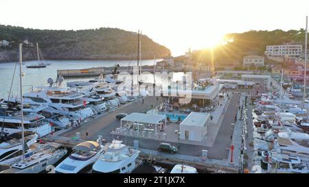 Velero y puesta de sol Stockfoto