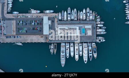 Velero y puesta de sol Stockfoto