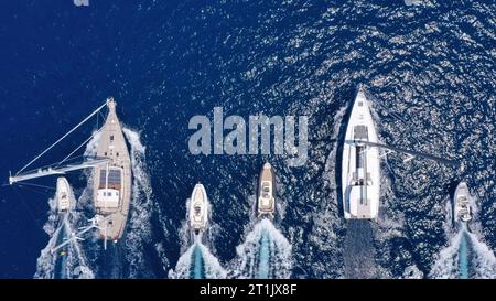 Velero y puesta de sol Stockfoto