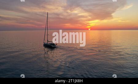 Velero y puesta de sol Stockfoto