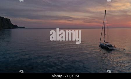 Velero y puesta de sol Stockfoto