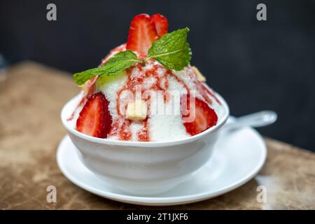 Rasiertes Eis mit Erdbeeren und Käsekuchen Stockfoto