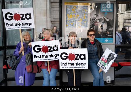 Am 14. Oktober 2023 marschierten Tausende von Menschen durch Zentral-London, um ein Ende des Bombenanschlags in Gaza zu fordern. Stockfoto